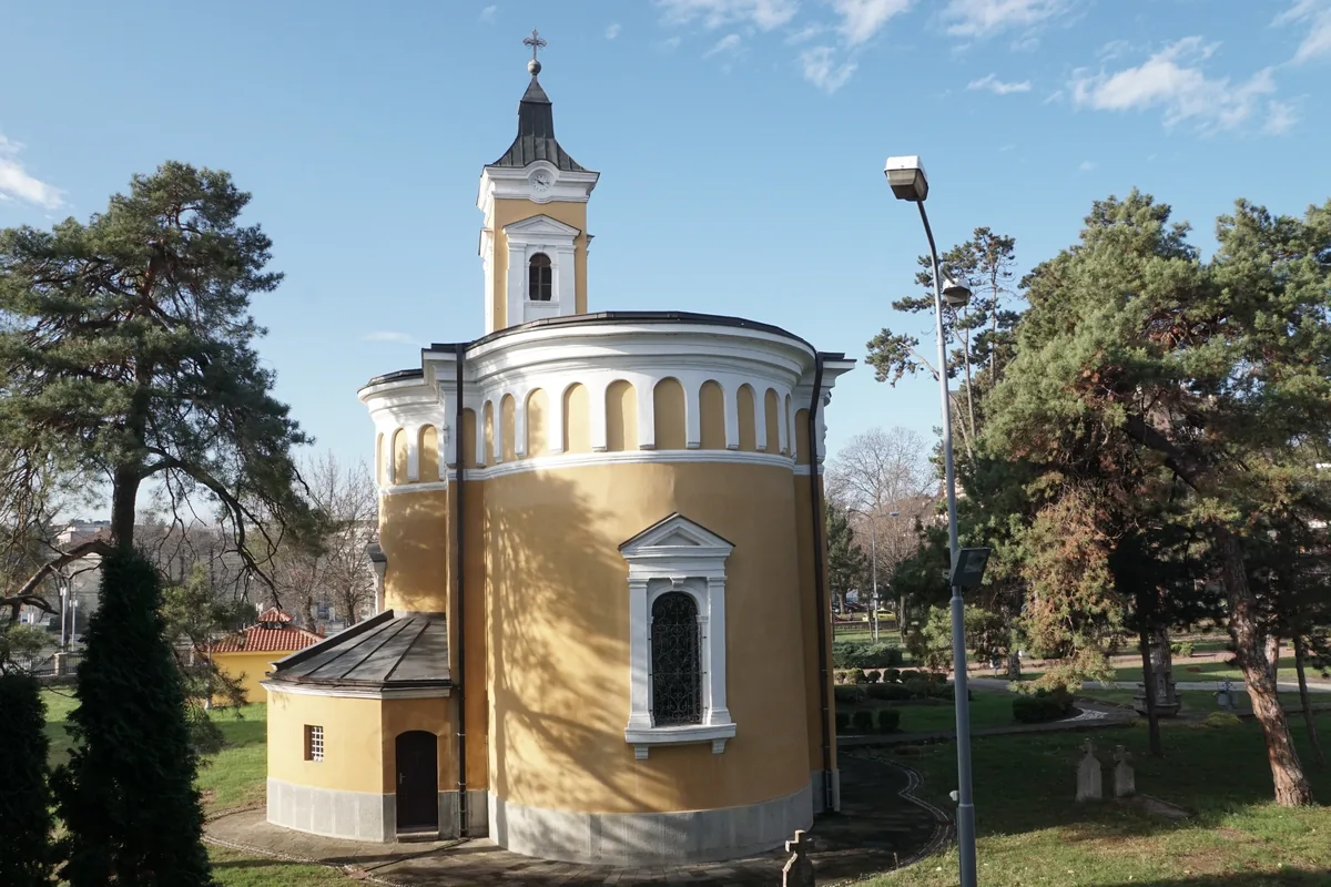 Saborna crkva Svete Trojice u Kraljevu, žuta crkva sa zvonikom okružena borovima
