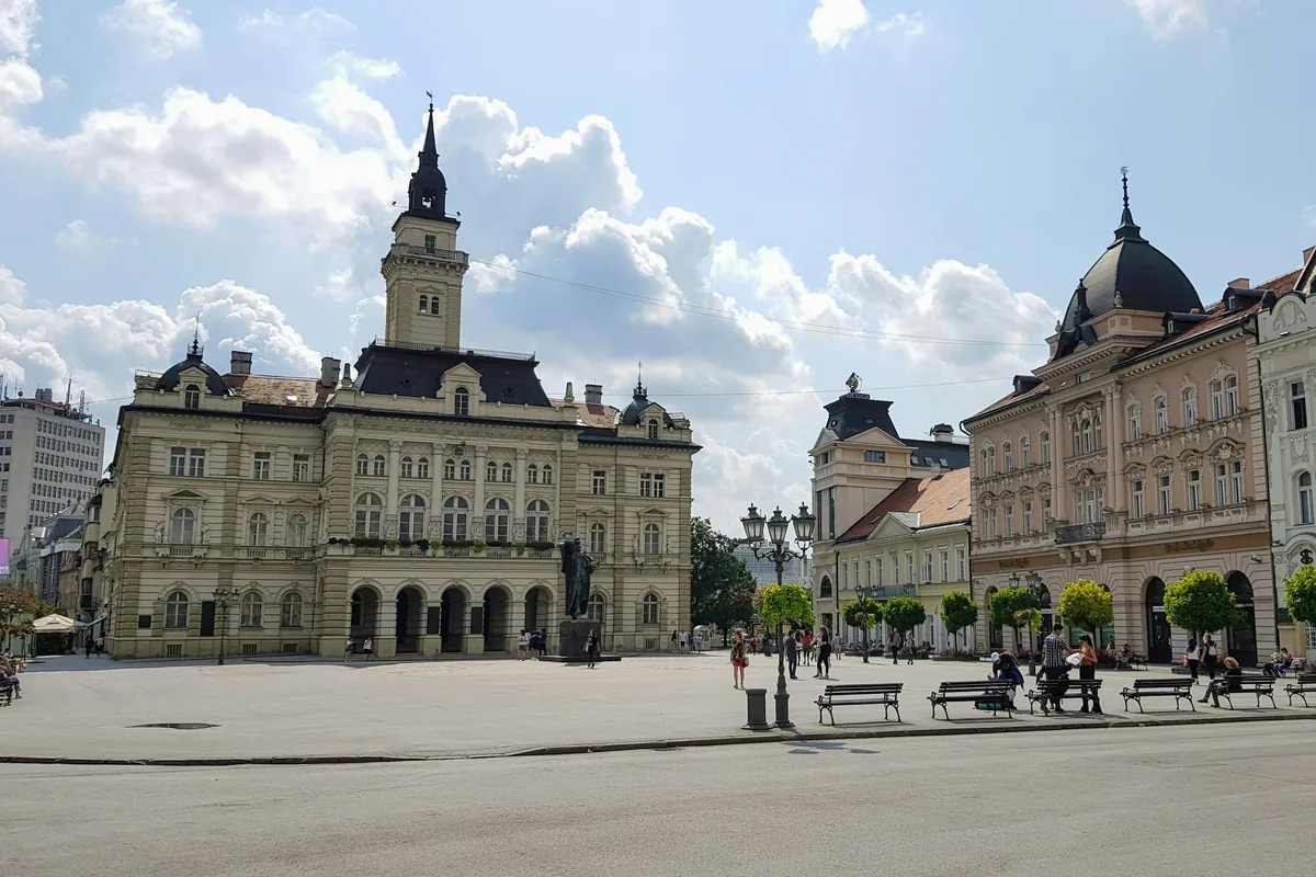 Gradska kuća u Novom Sadu sa satnom kulom pod vedrim nebom