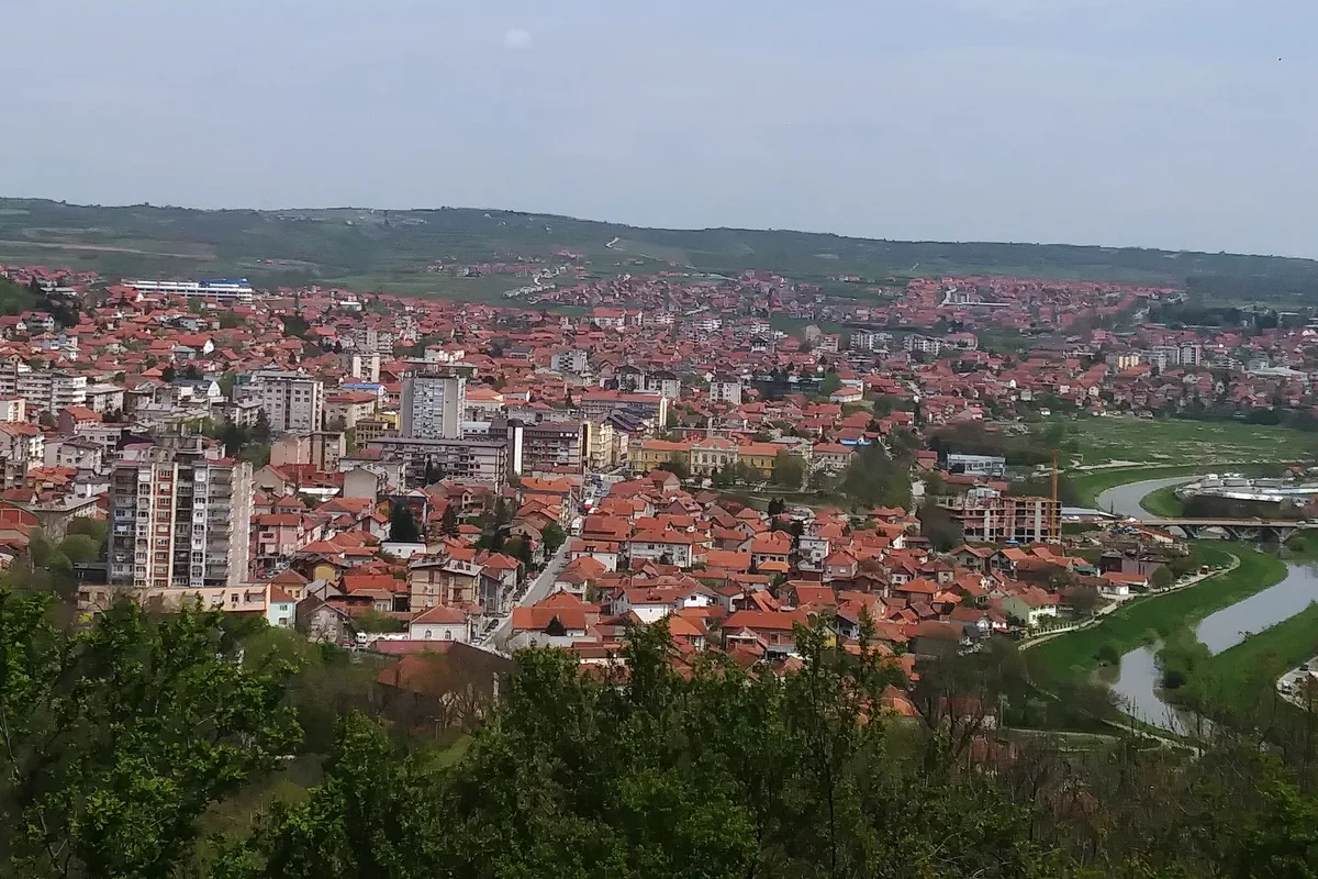 Crveni krovovi Prokuplja i reka u zavoju, pogled sa šumovitog brda