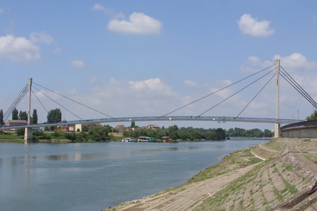 Pešački most sa kosim zategama preko Save u Sremskoj Mitrovici, betonska obala u prvom planu