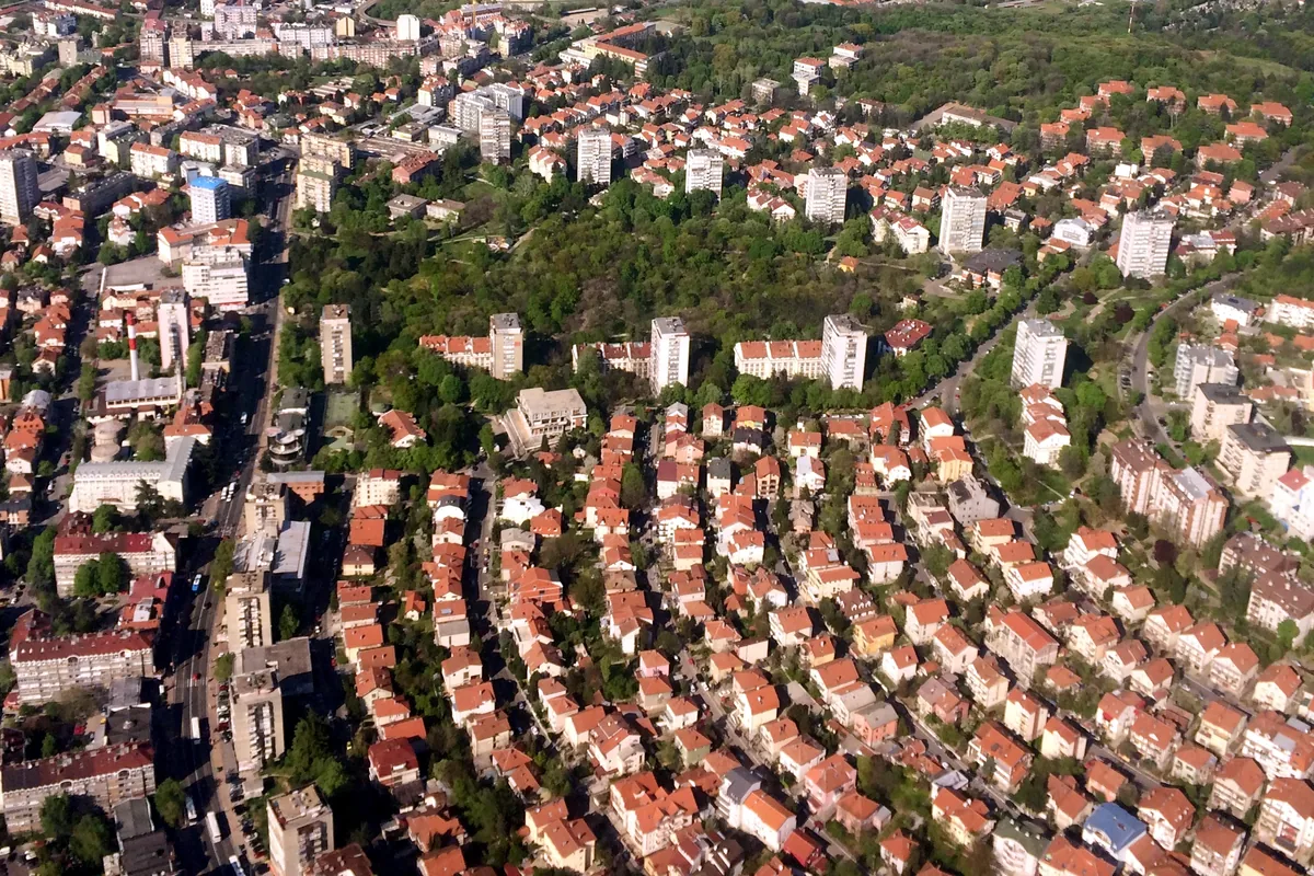 Kuće crvenih krovova i stambene zgrade Banovog brda iz vazduha