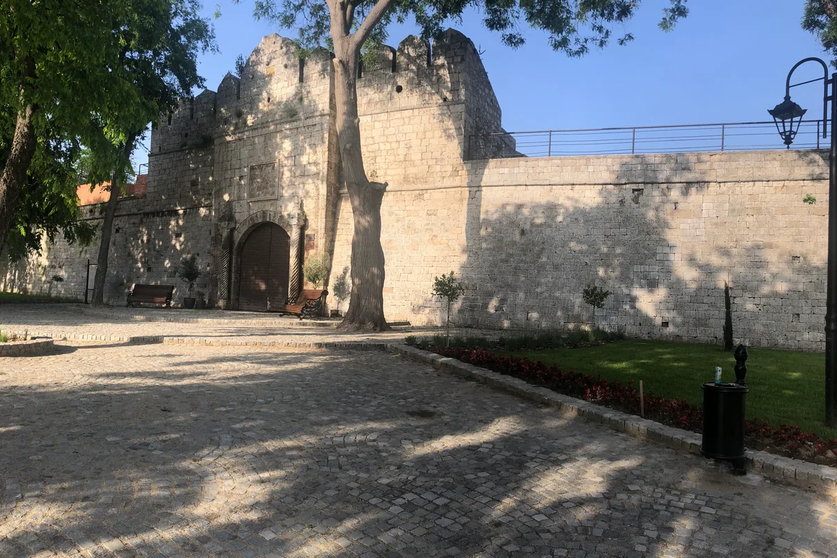 Kamene zidine i Beogradska kapija Niške tvrđave, popločan plato i drvo u prvom planu