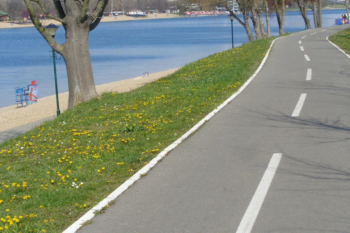 Biciklistička staza uz Savsko jezero i plažu na Adi Ciganliji