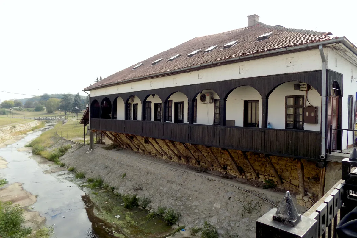 Stara kuća sa drvenim tremom i lukovima u Gročanskoj čaršiji, iznad korita potoka Gročice
