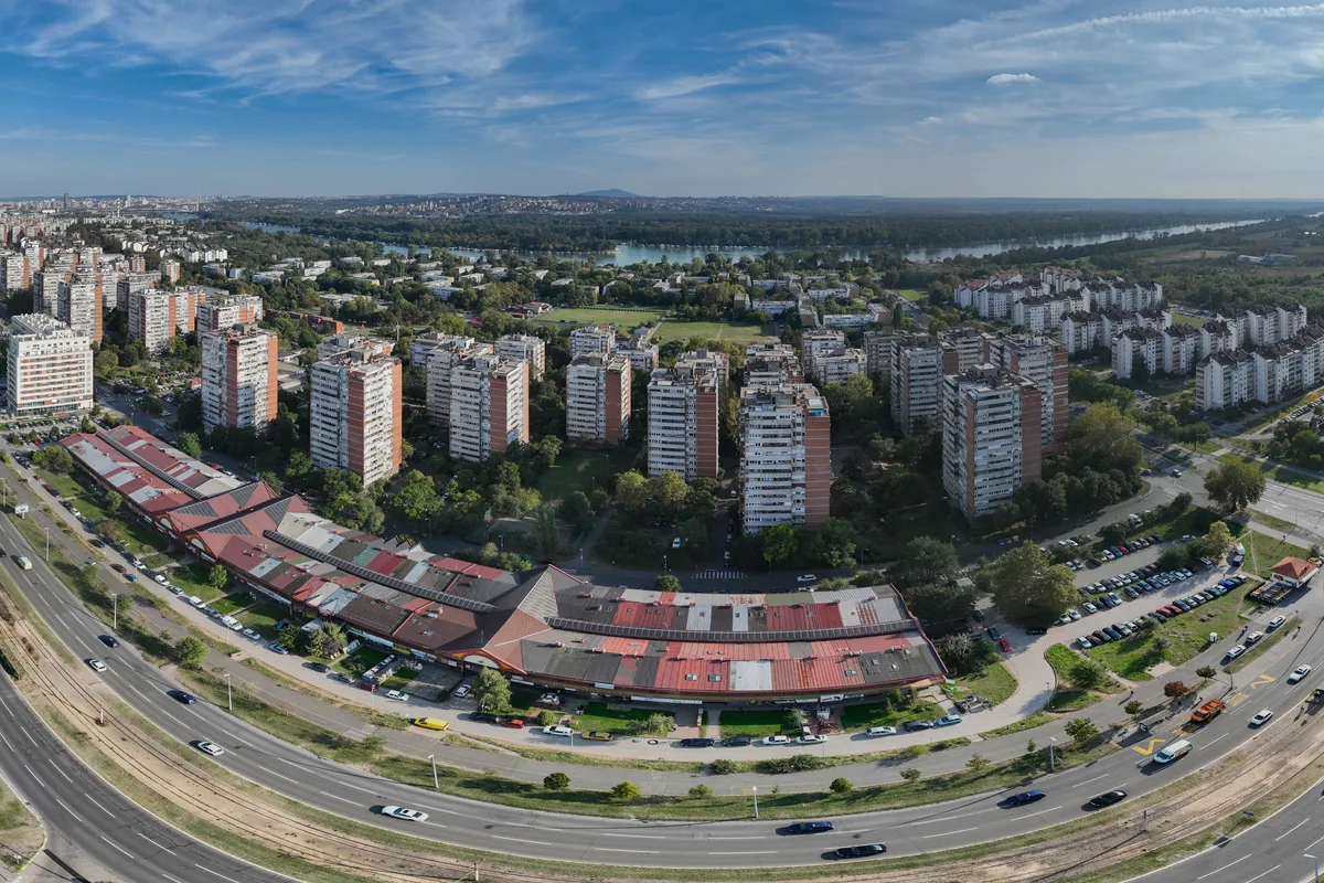 Pogled iz vazduha na stambene blokove Novog Beograda uz bulevar, sa rekom u pozadini