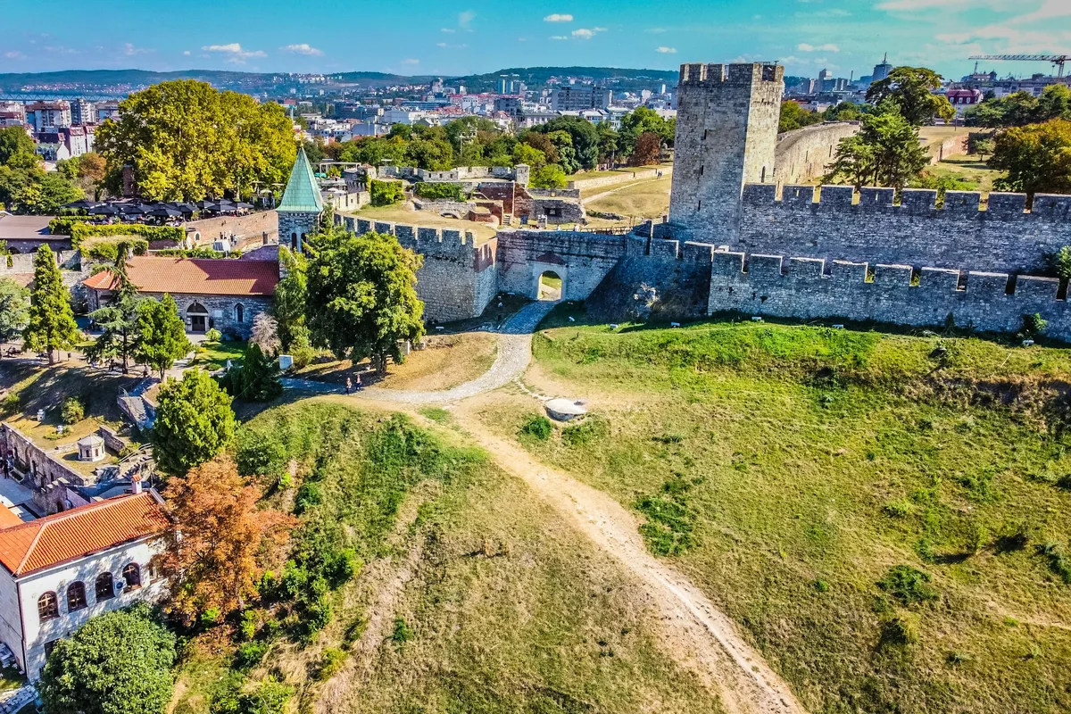 Zidine i kula Beogradske tvrđave na Kalemegdanu iz vazduha, sa gradom u pozadini