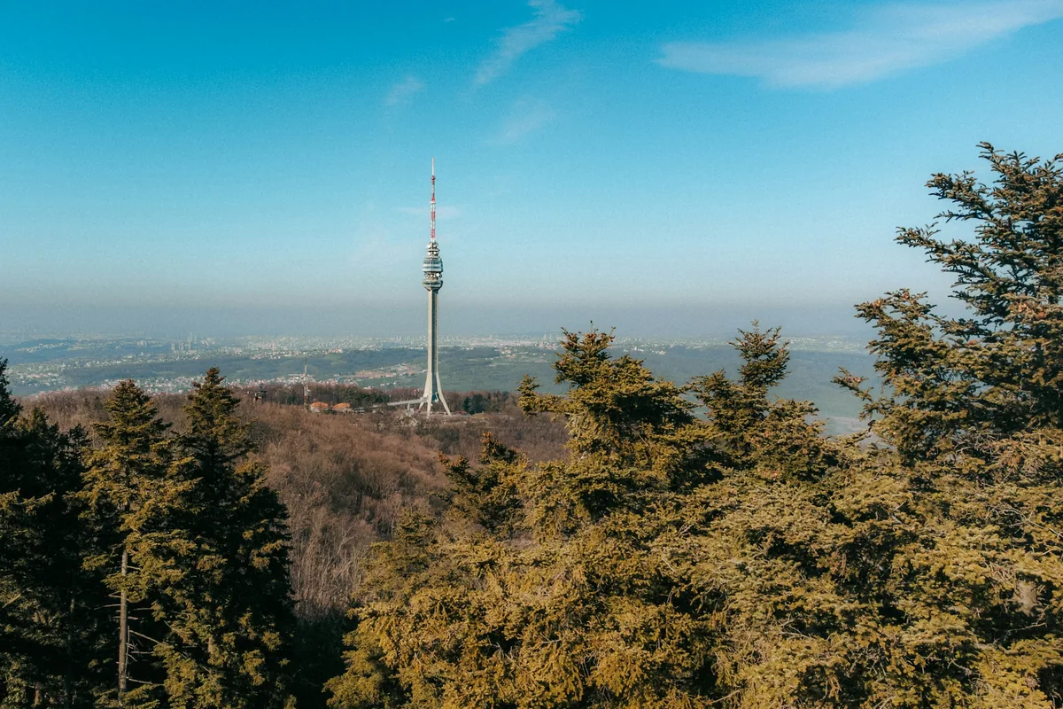 Avalski toranj iznad šume na Avali, pogled iz vazduha