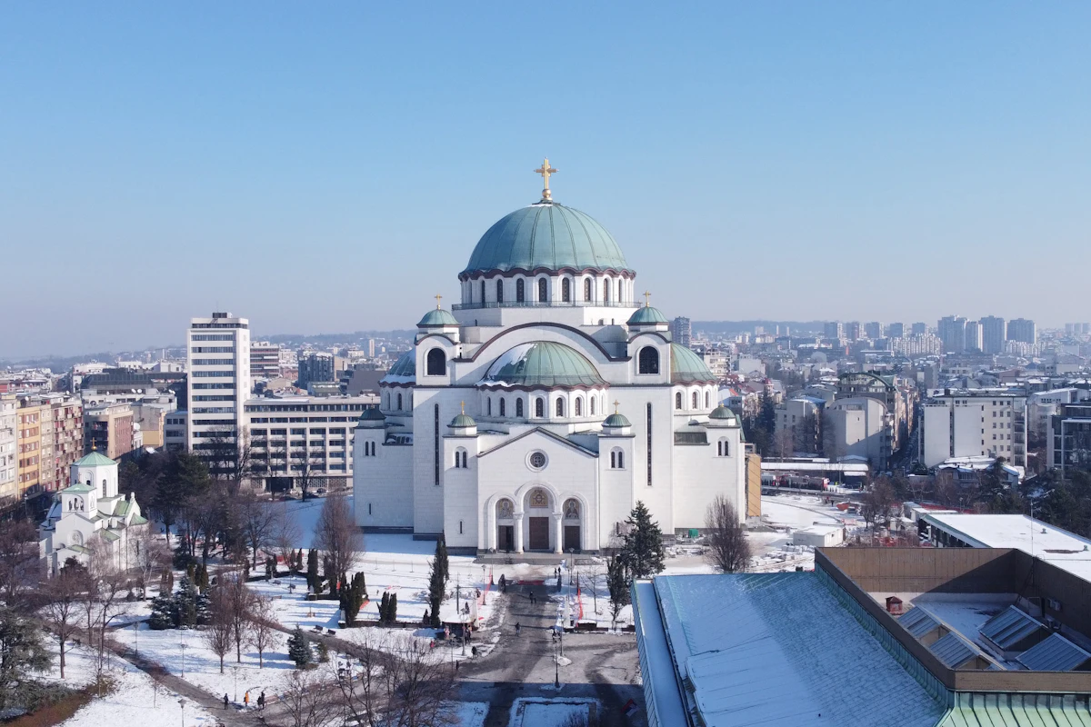 Vračar zimi, krovovi oko Hrama Svetog Save